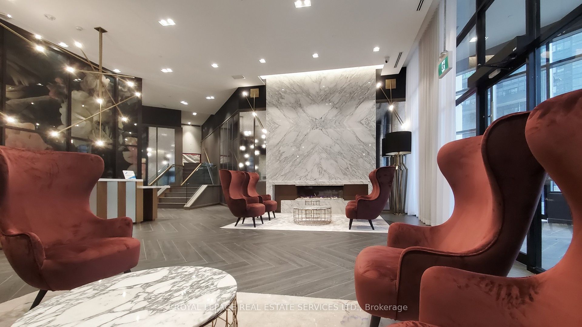 405 Dundas Street W 431