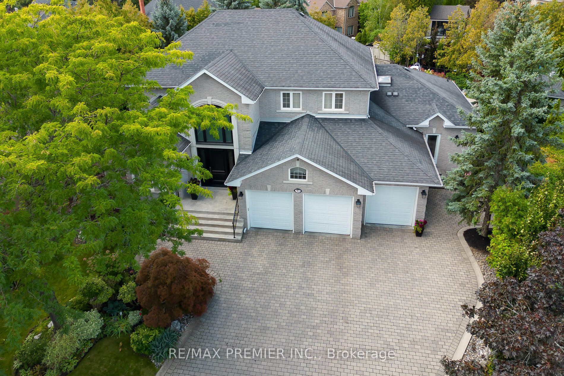 90 Shamrock Crescent