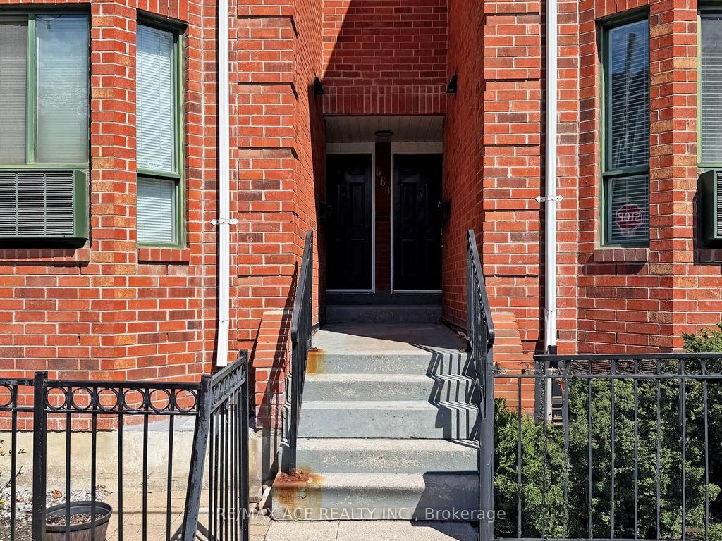 Photo of 660B Wellington Street W #14, Toronto, ON M5V 1G4 (MLS # C13040974)