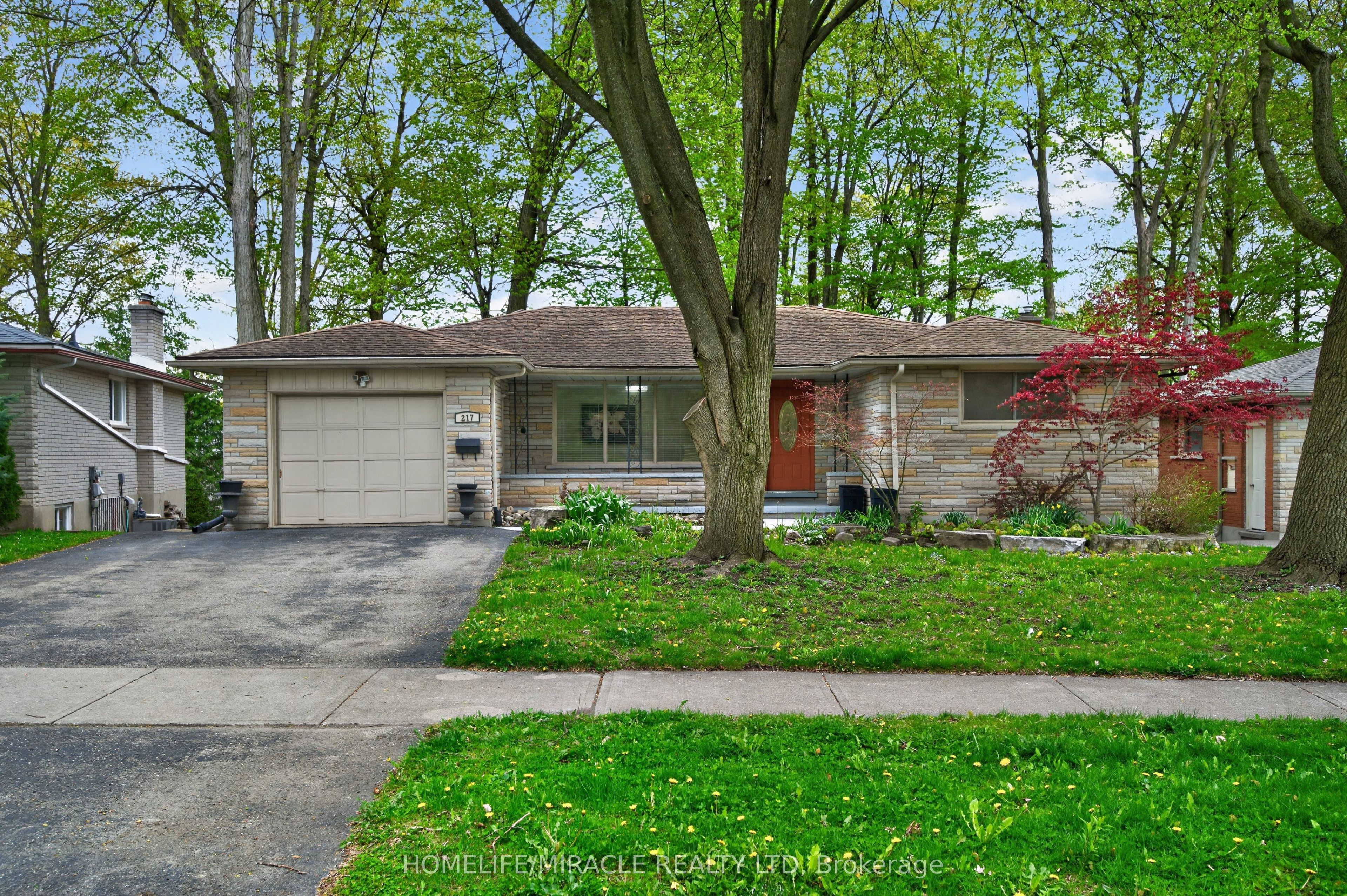 217 Pinegrove Crescent