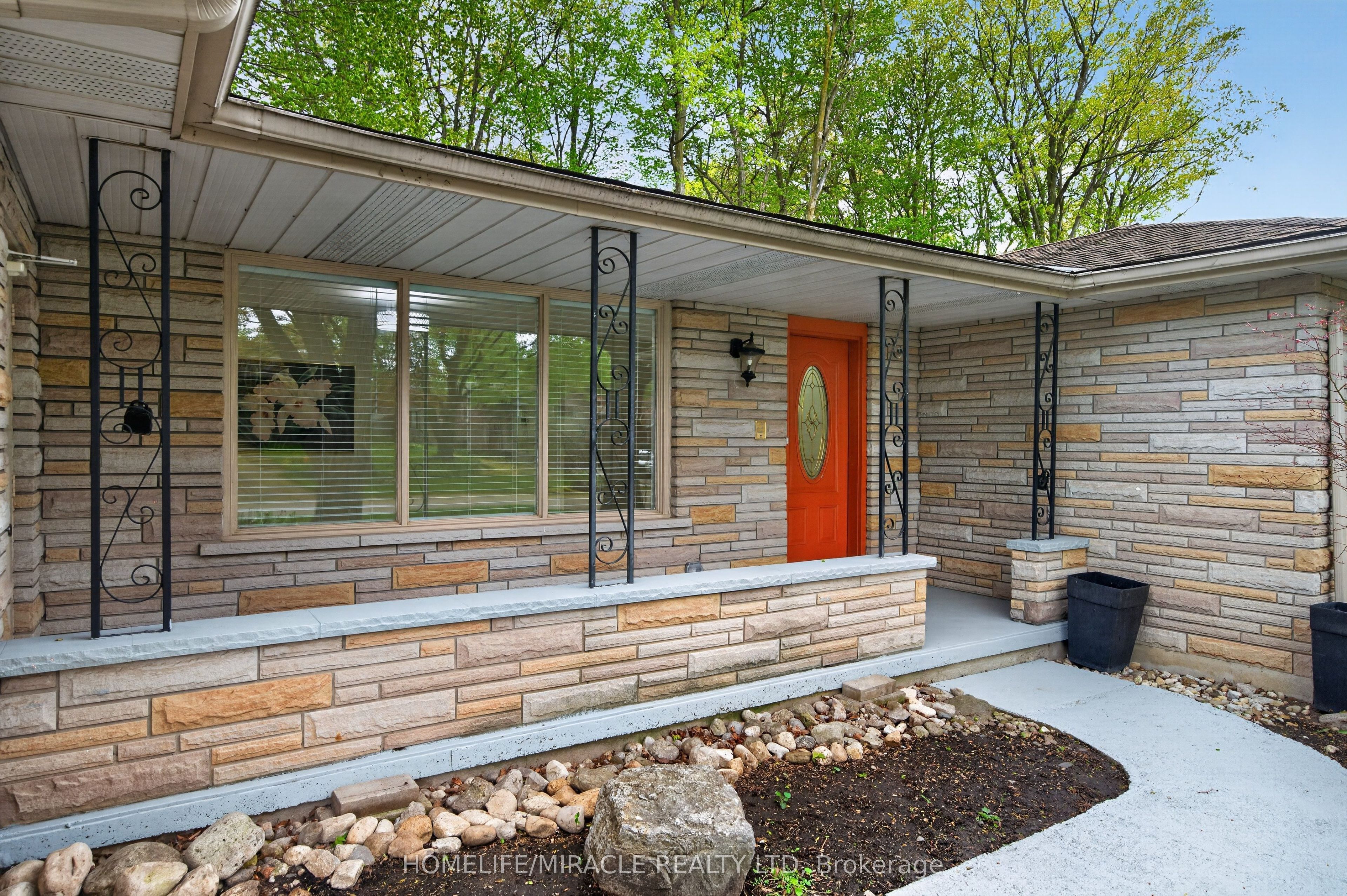 217 Pinegrove Crescent