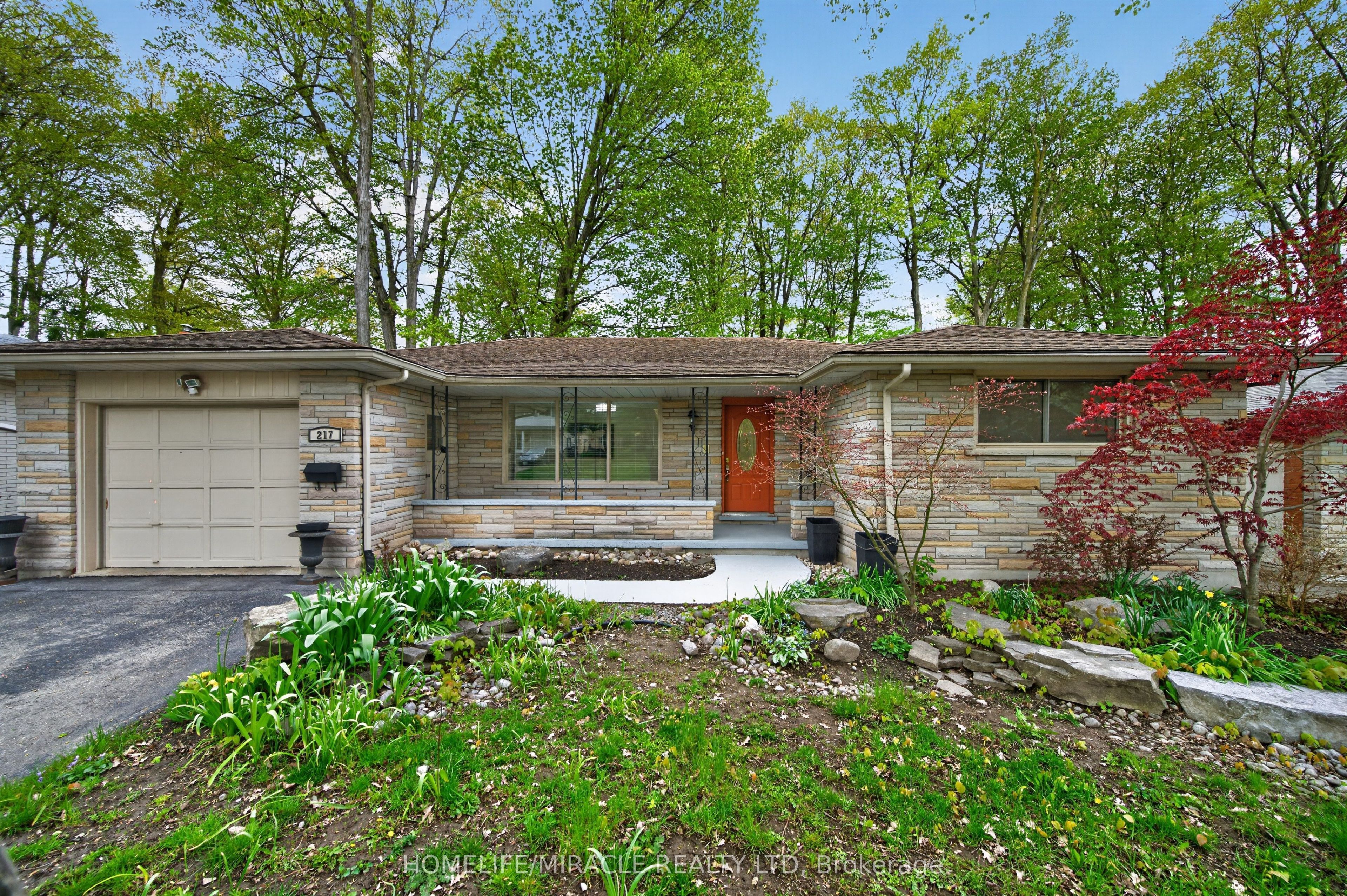 217 Pinegrove Crescent