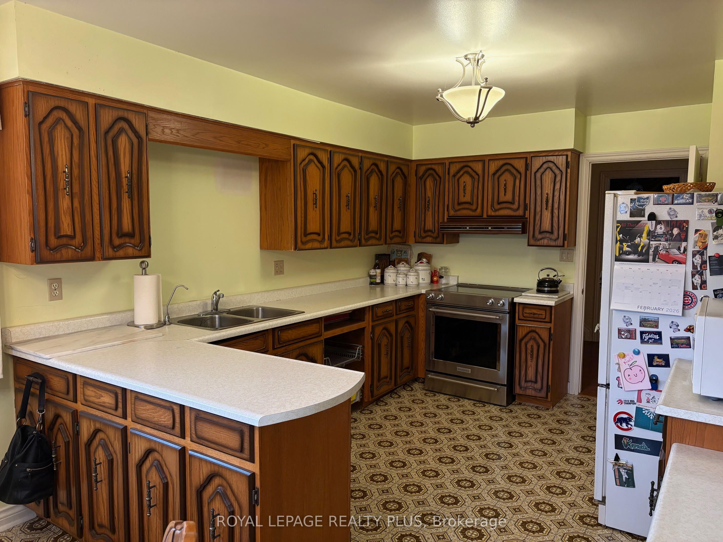 2524 Avongate Drive S