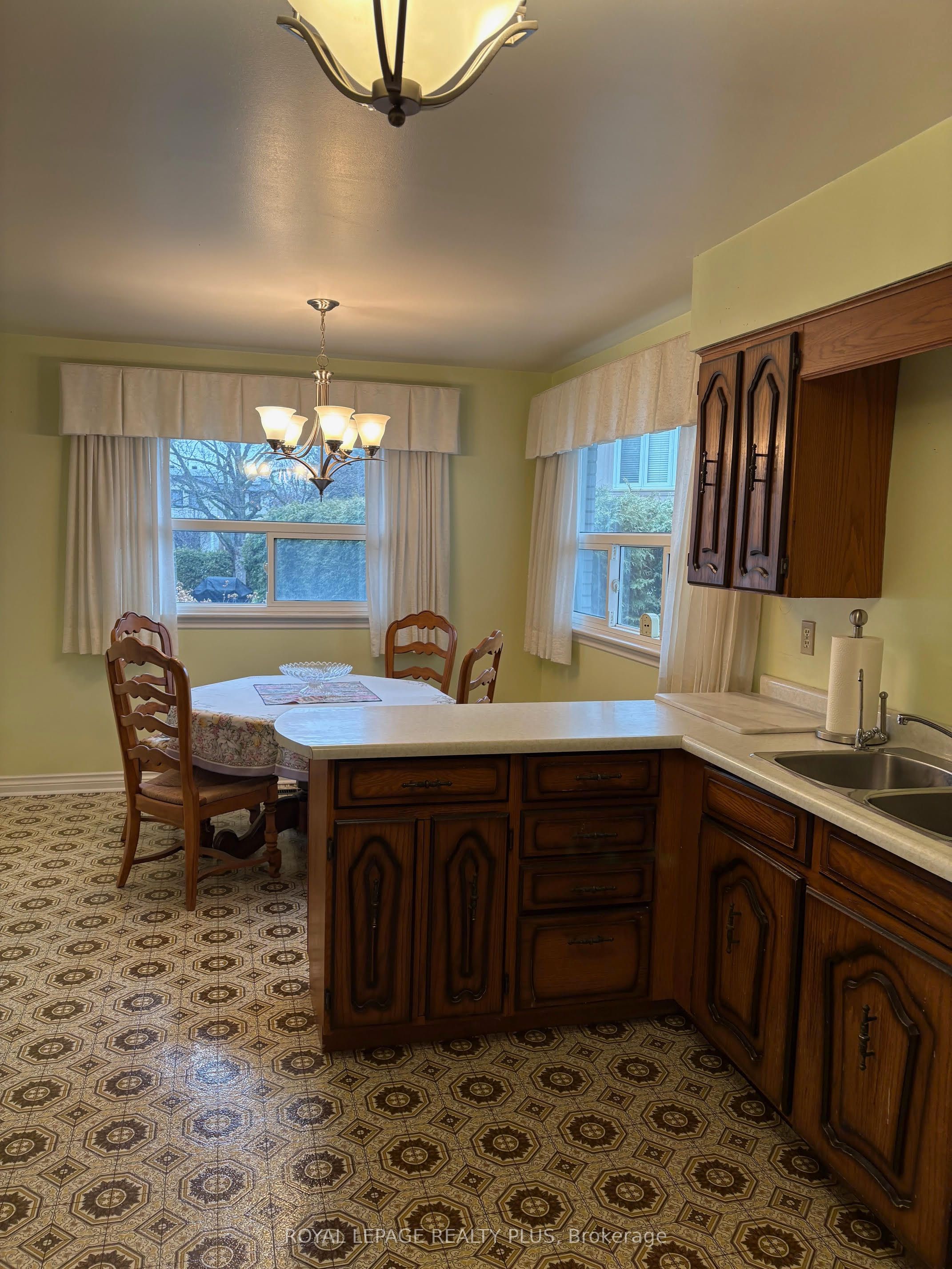 2524 Avongate Drive S