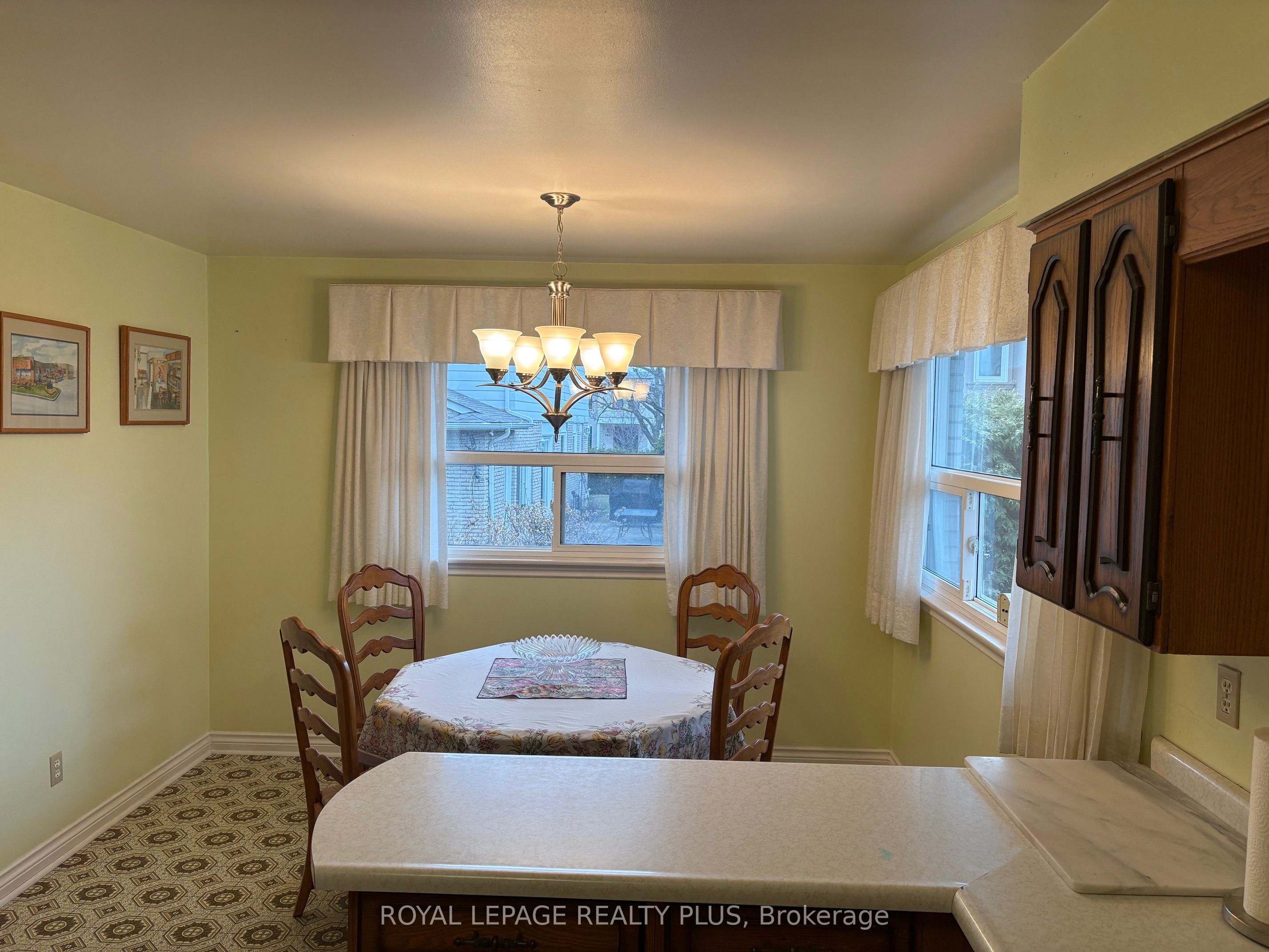 2524 Avongate Drive S