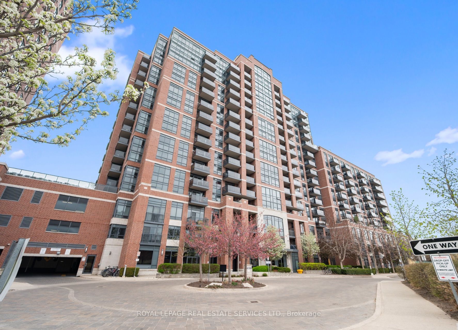 Toronto, ON M6P 5A2, Canada, 2 Bedrooms Bedrooms, ,1 BathroomBathrooms,Residential,Active,124493