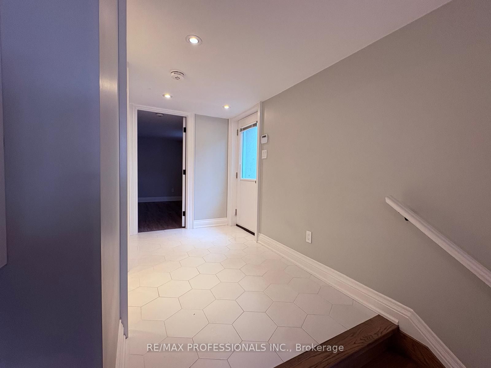 4673 Dundas Street W