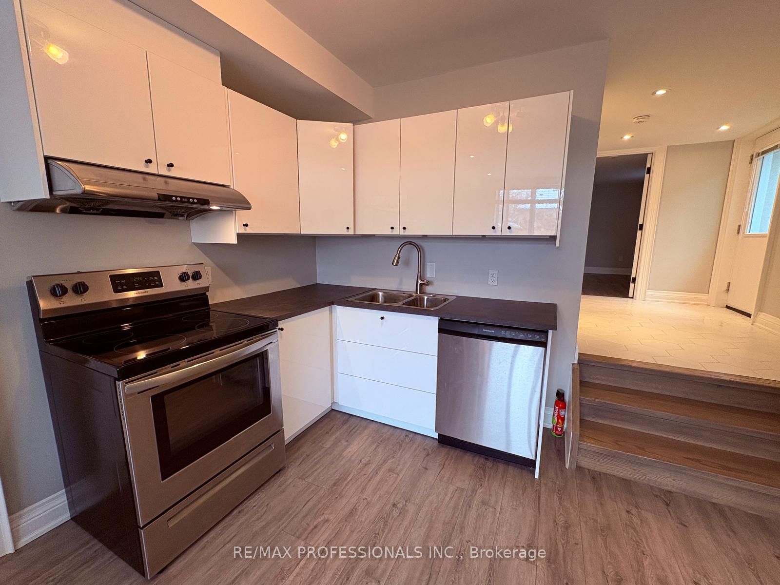 4673 Dundas Street W