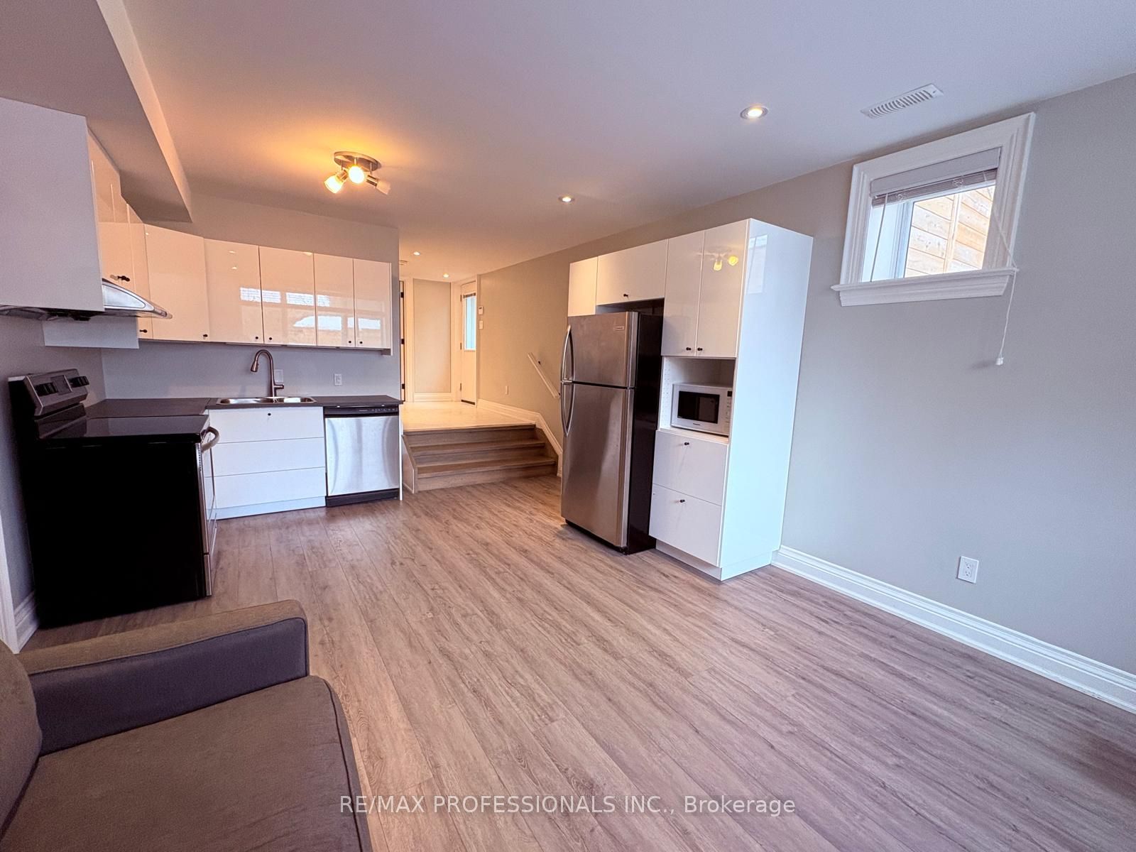 4673 Dundas Street W