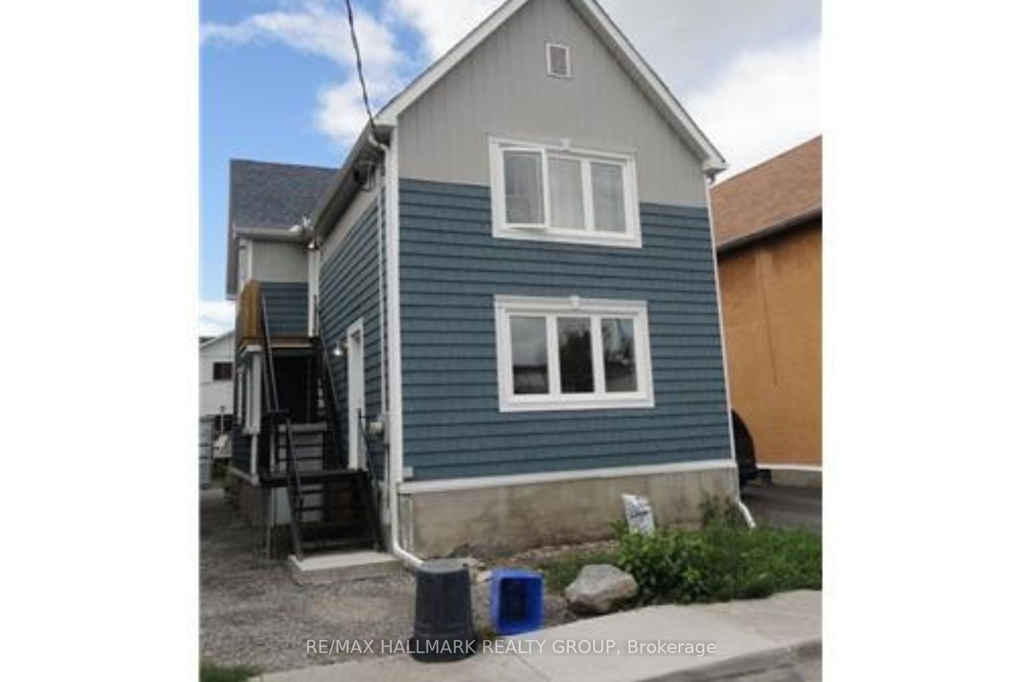 Photo 1 of 8 — 230 DUROCHER Street, Vanier and Kingsview Park, ON K1L 7S4
