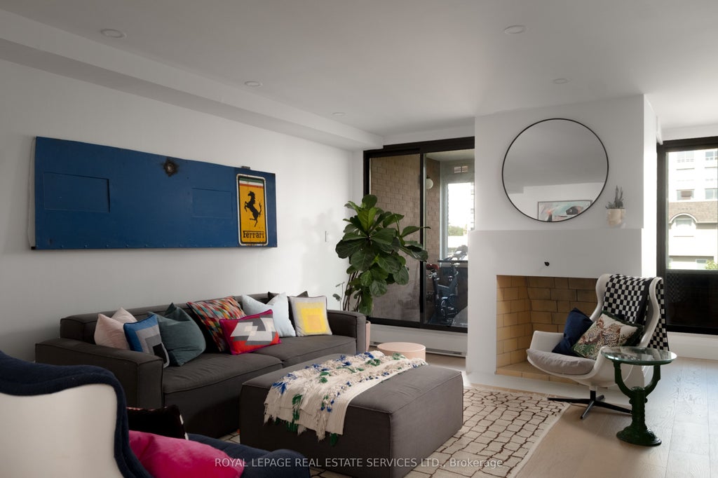 Photo of 349 St. Clair Avenue W #402, Toronto, ON M5P 1N3 (MLS # C13761716)