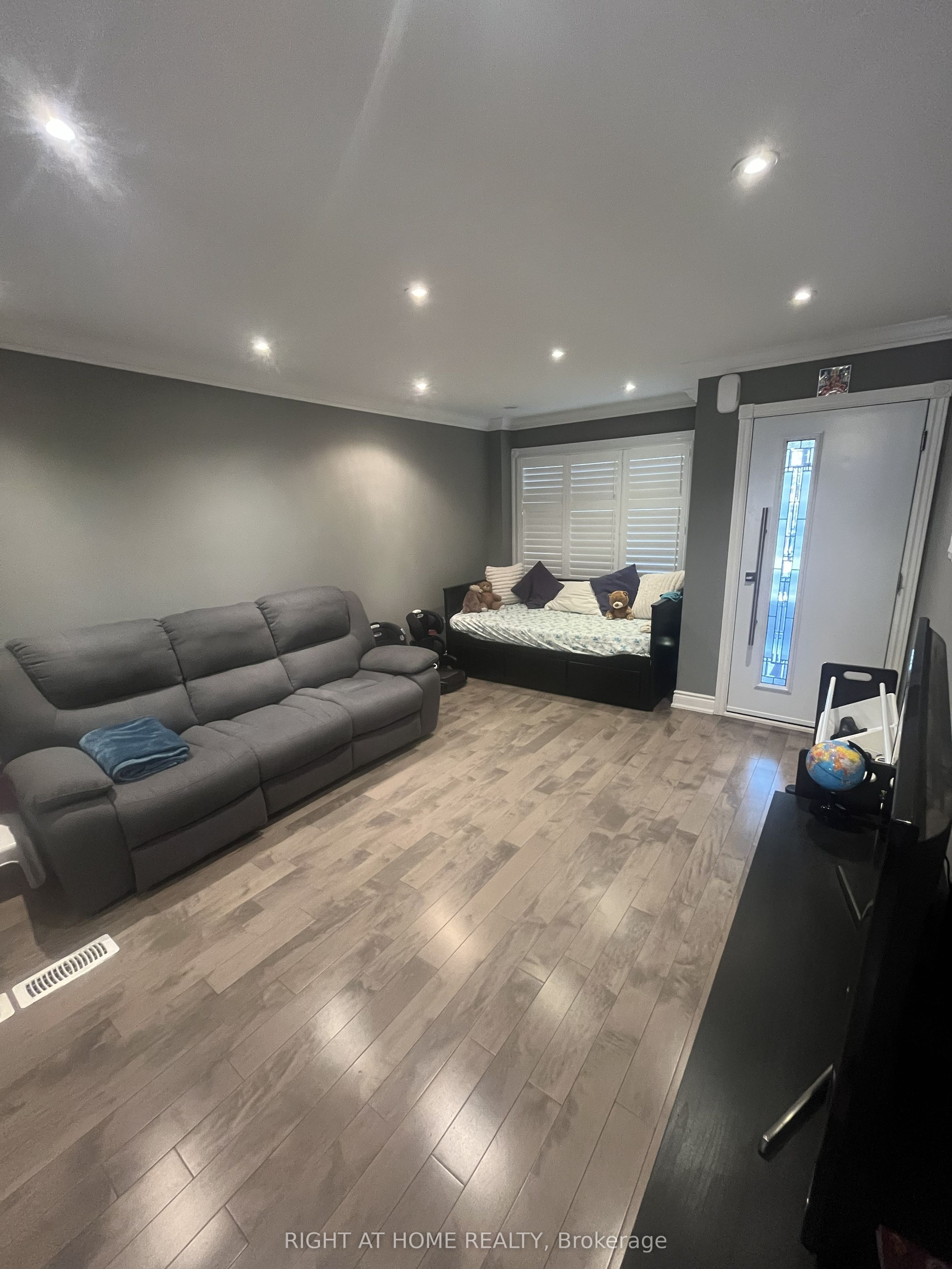 5266 Fairford Crescent