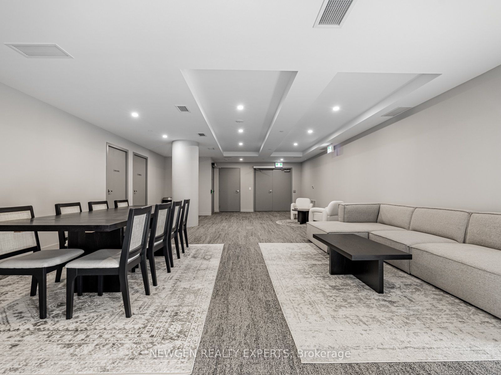 859 The Queensway N/A 824