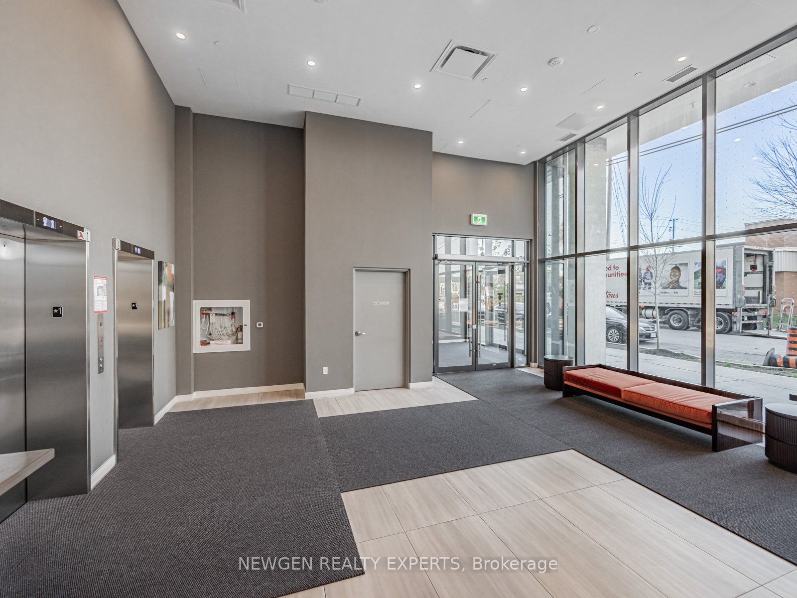 859 The Queensway N/A 824