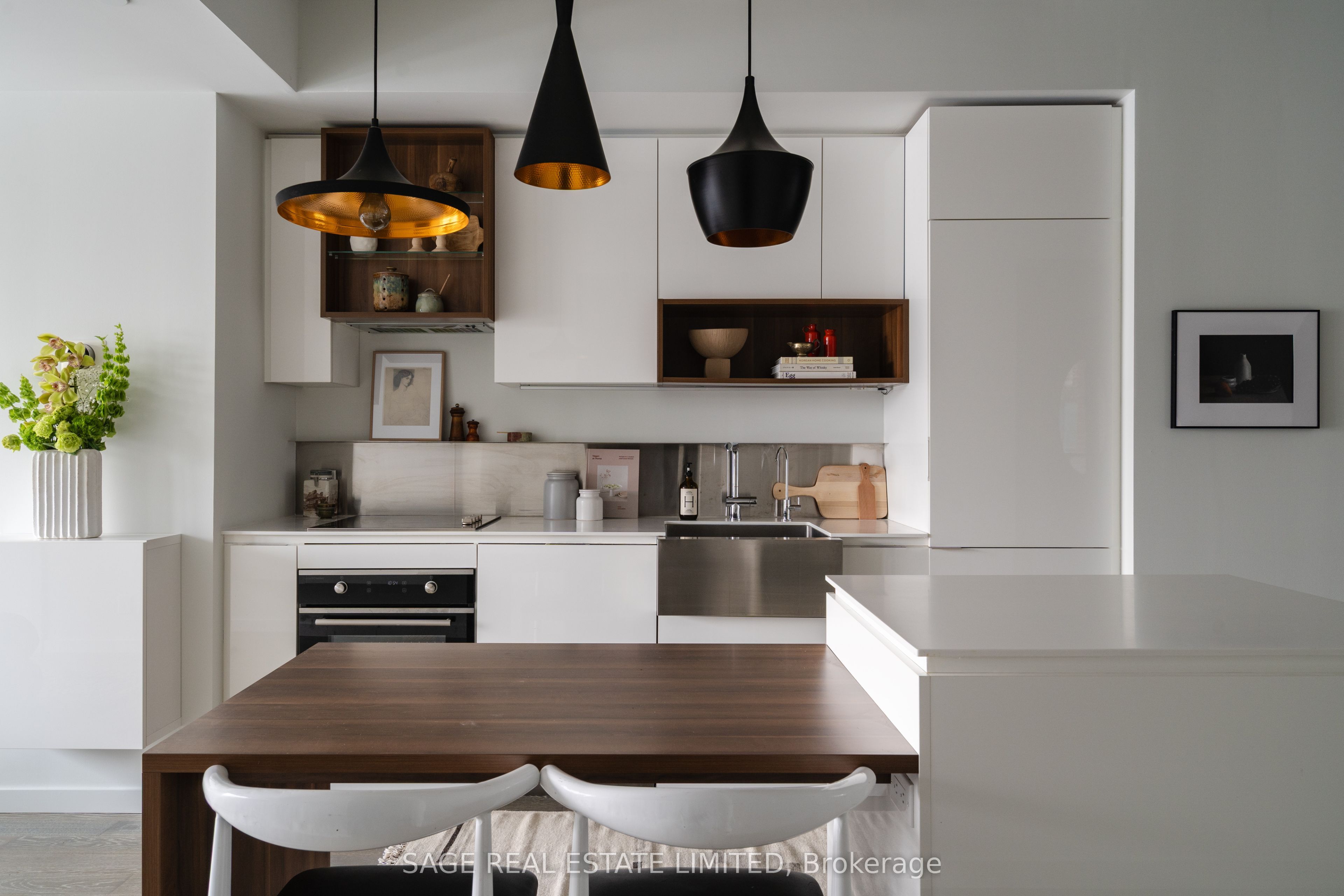 383 Sorauren Avenue 404