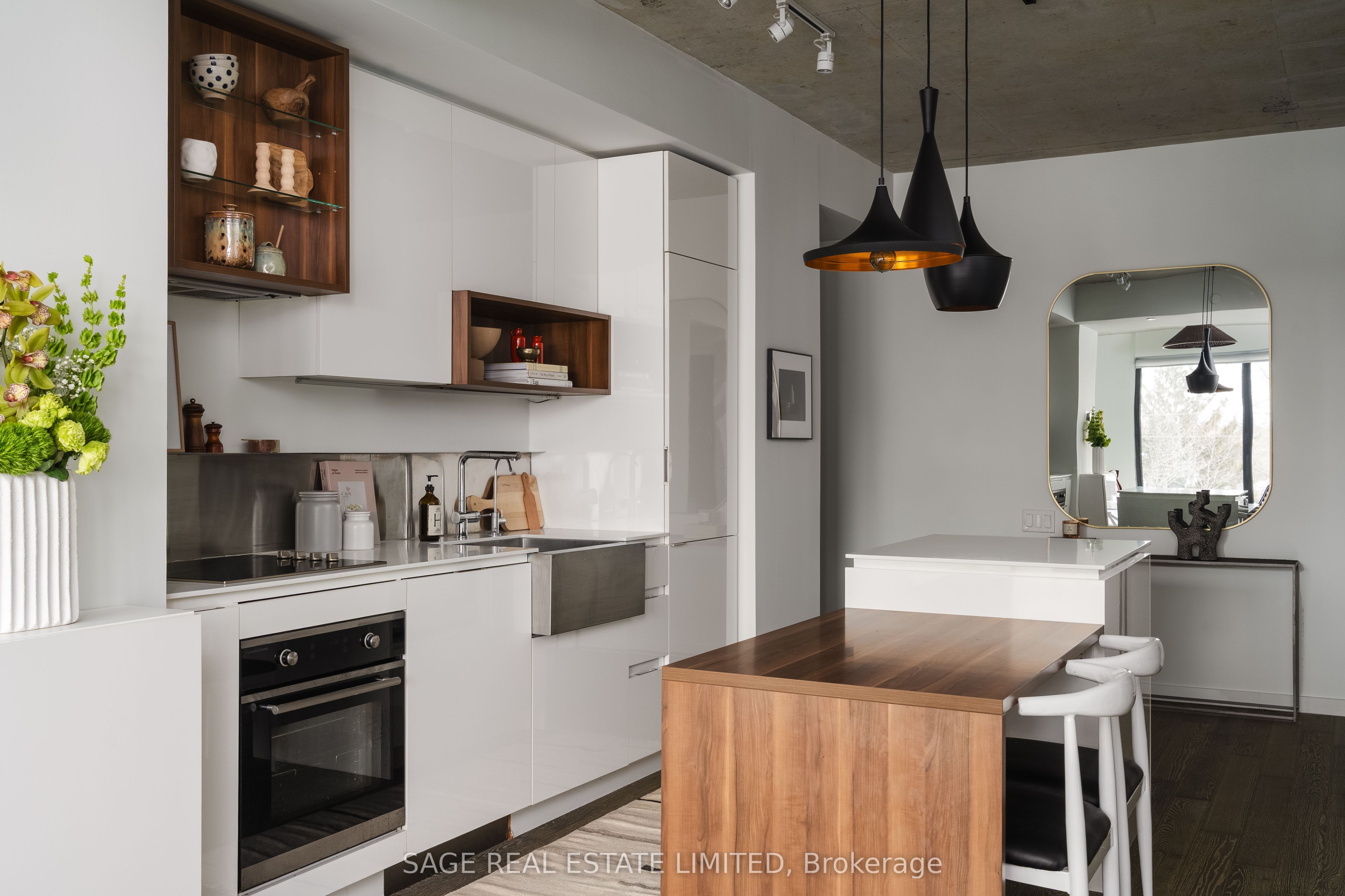 383 Sorauren Avenue 404