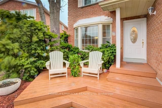 Photo of 8 Willowcrest Court, Brampton, ON L6X 3K9 (MLS # W13885930)