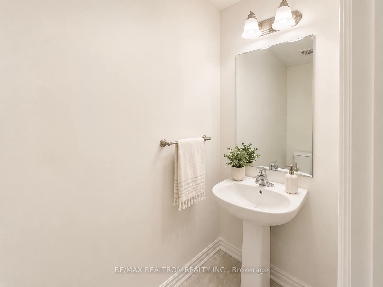 8 Thomas Frisby Jr Crescent