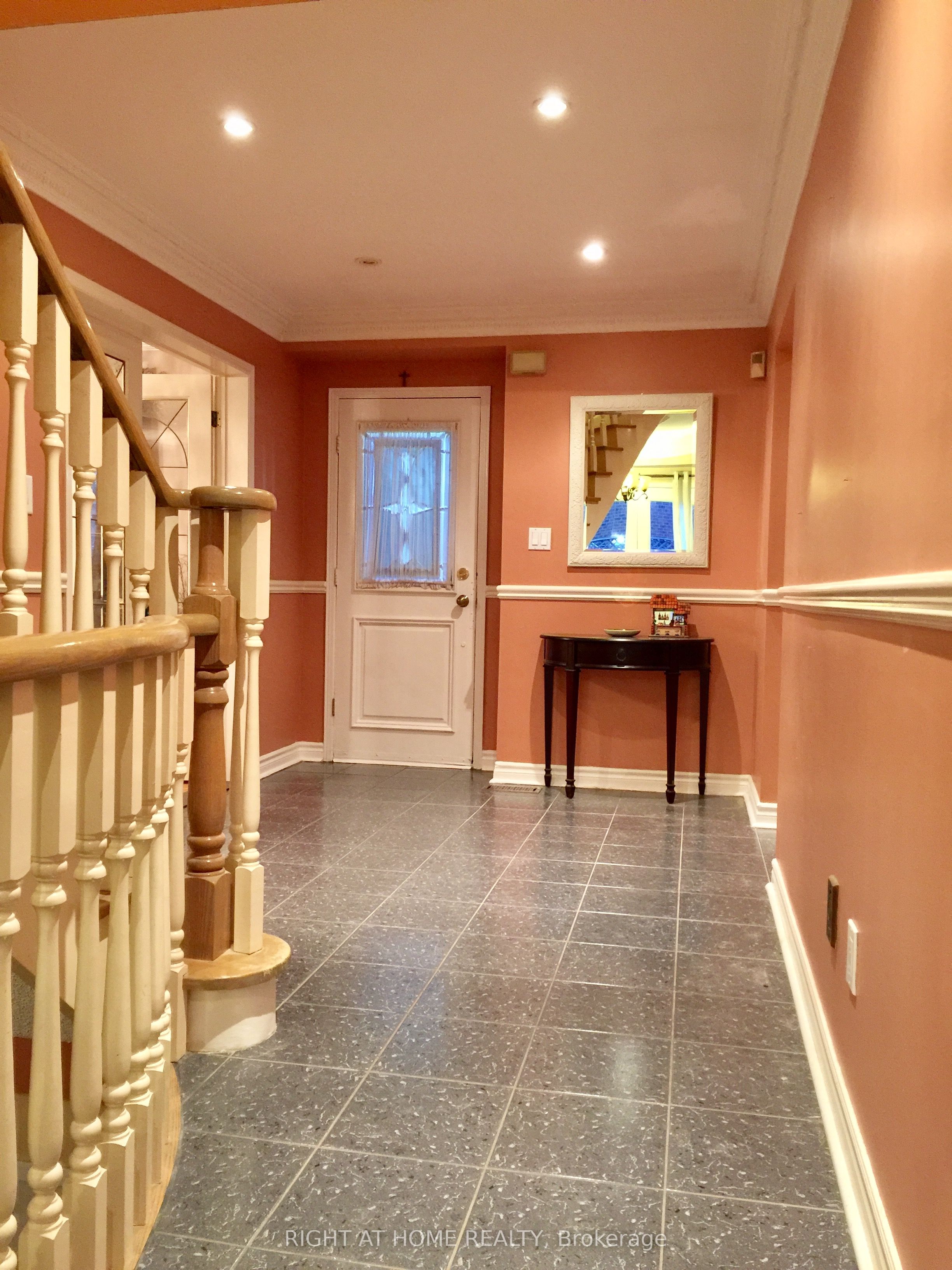 239 Ridgefield Crescent