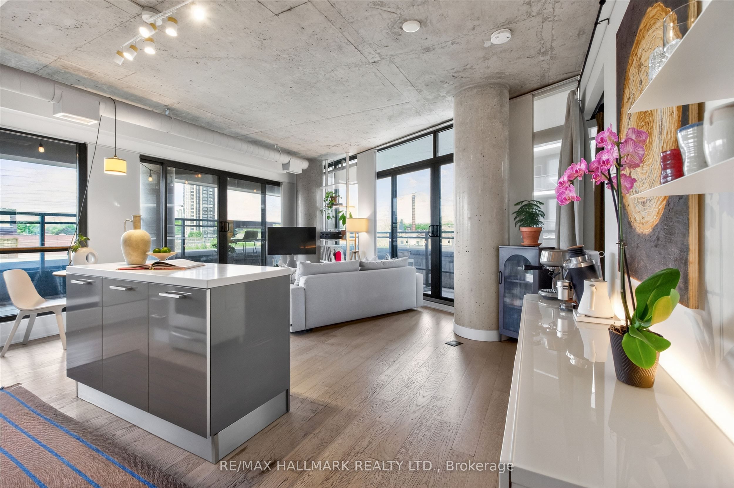 319 Carlaw Avenue 508