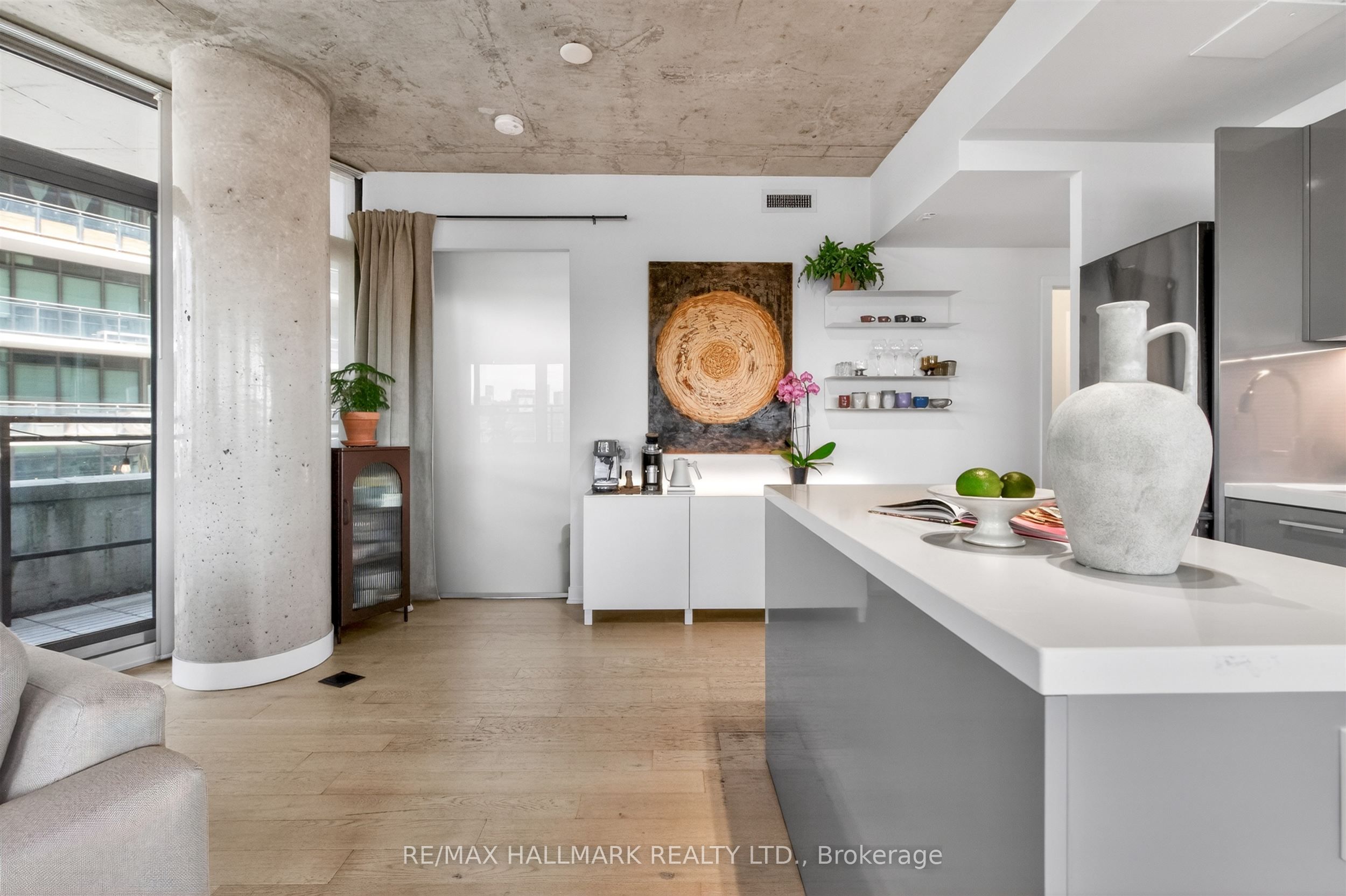 319 Carlaw Avenue 508