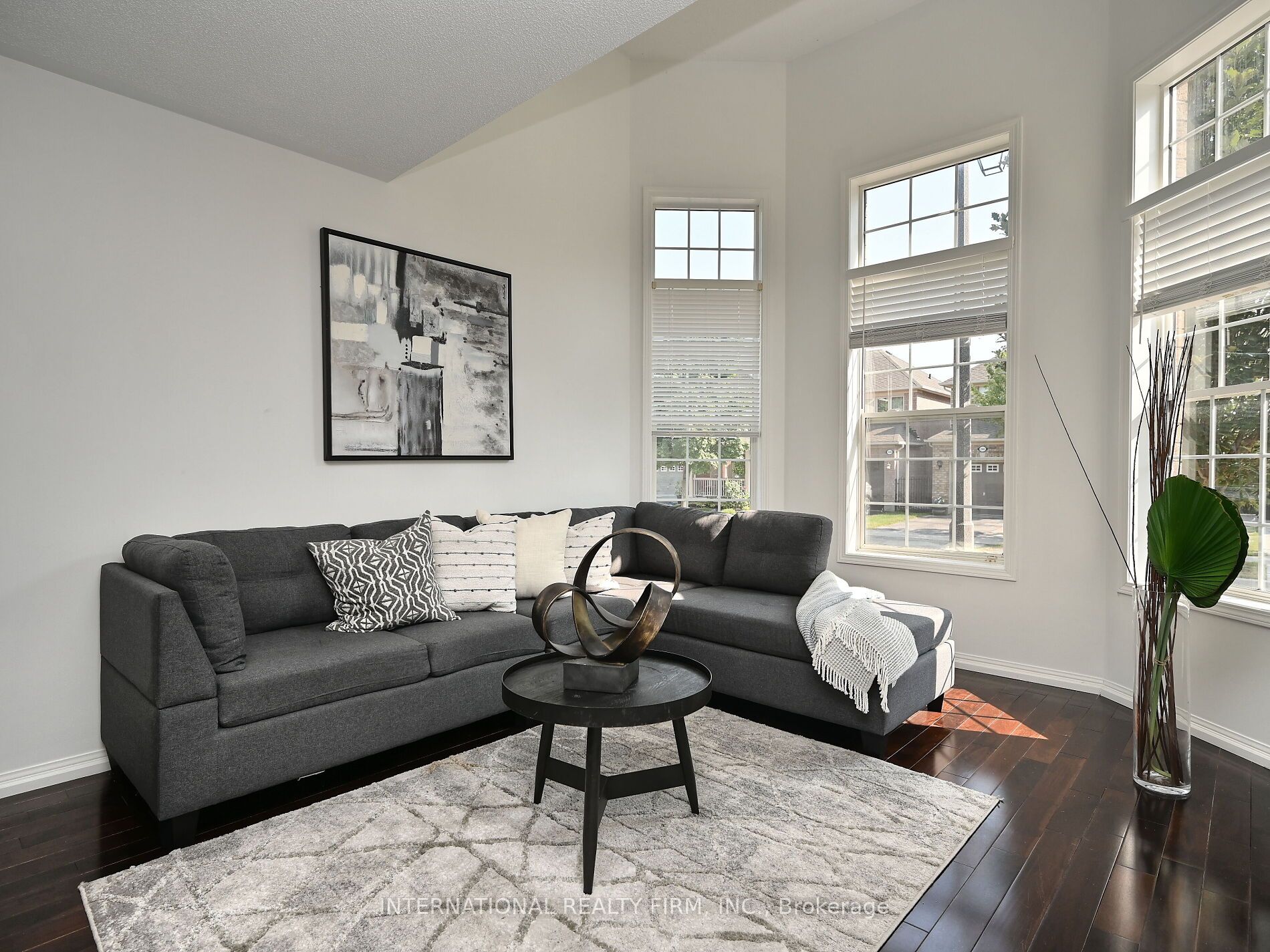 2382 Falkland Crescent