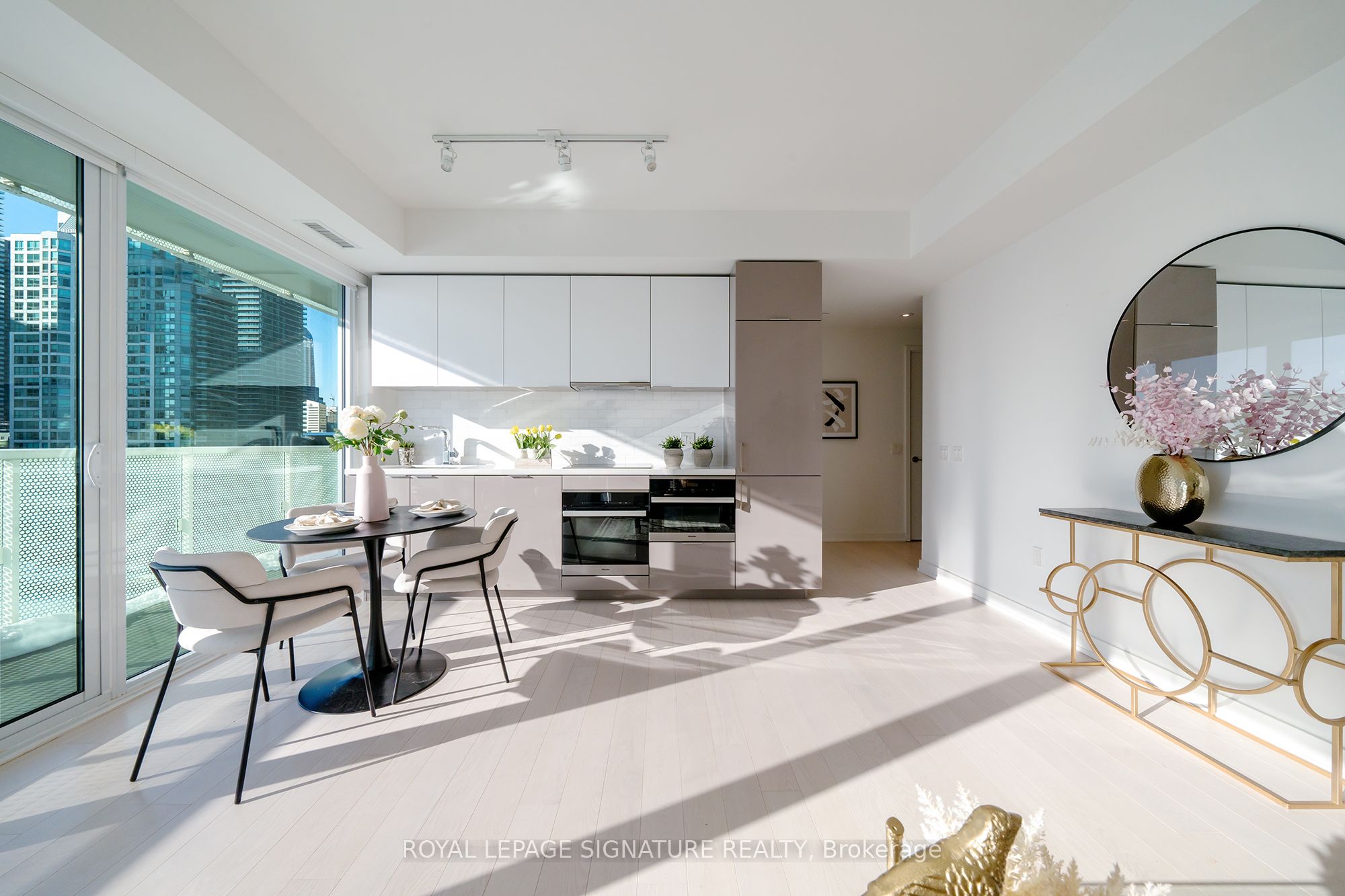 15 Queens Quay E 711