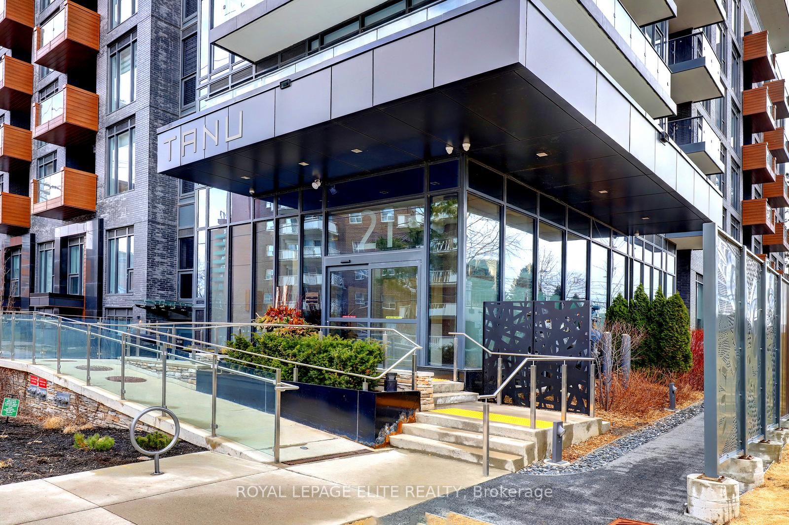 21 Park Street E 318