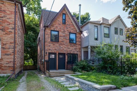 15 Ivy Avenue Lower Toronto ON M4L 2H6