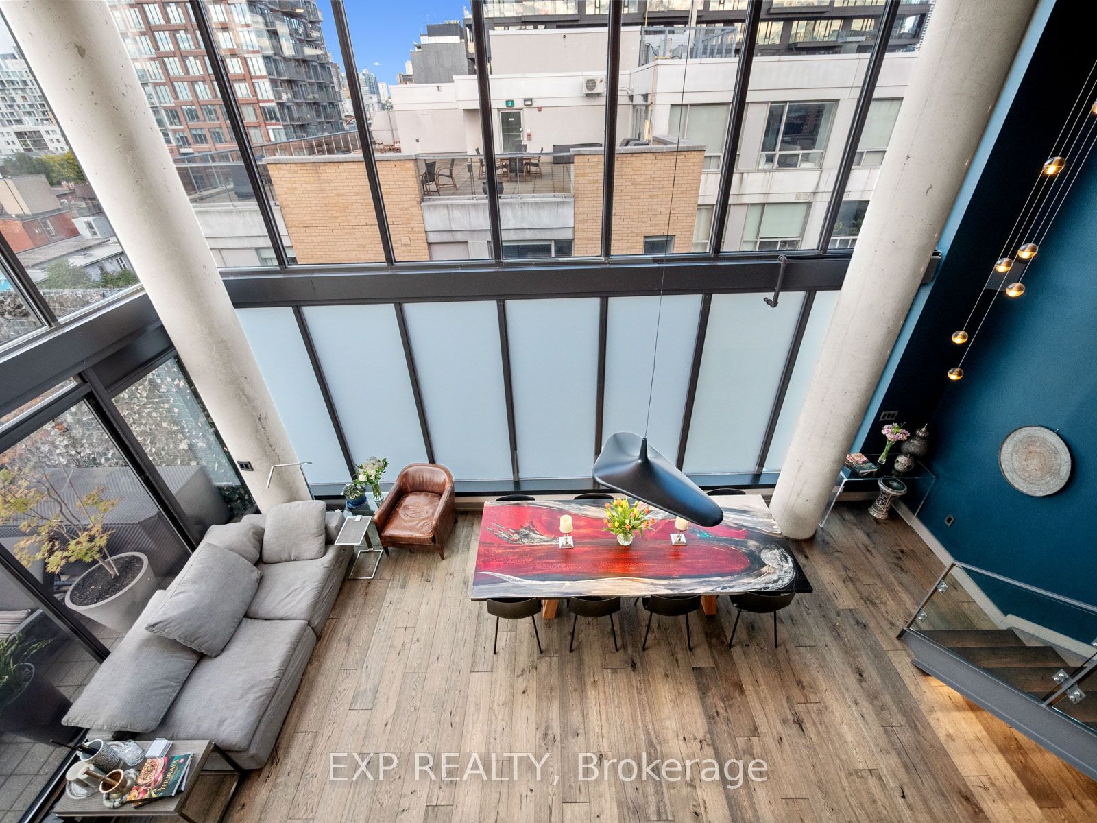 533 Richmond Street W Ph1