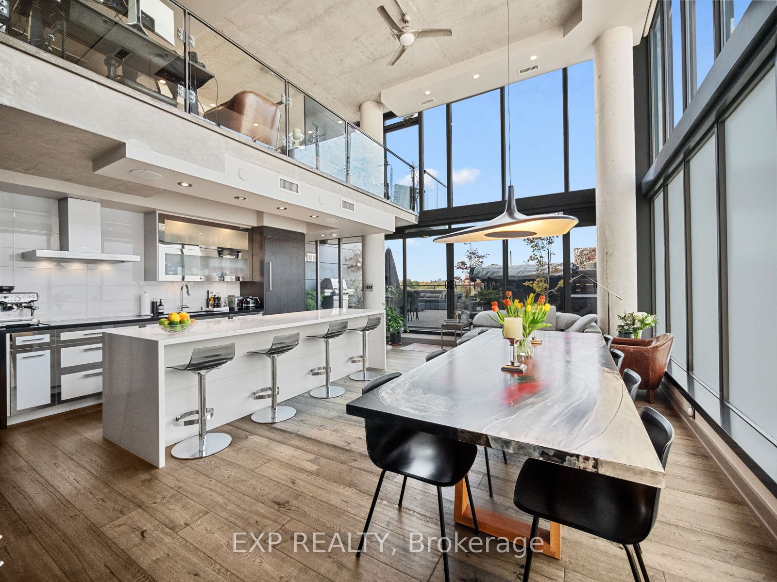 533 Richmond Street W Ph1