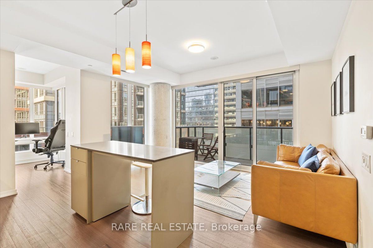 101 Peter Street 716