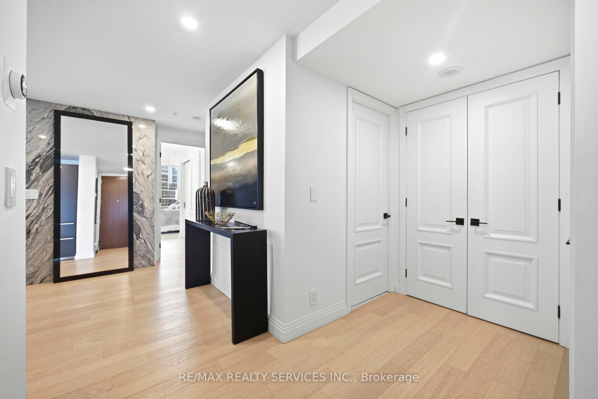 180 University Avenue 2209