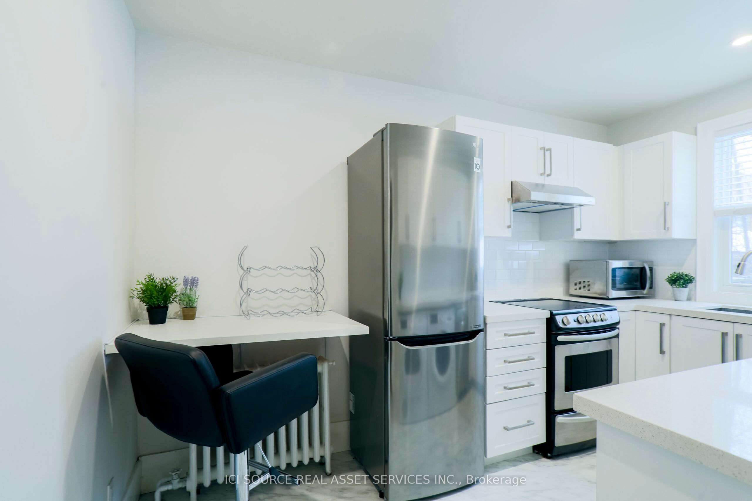 494 Armadale Avenue Main Floor Apartment
