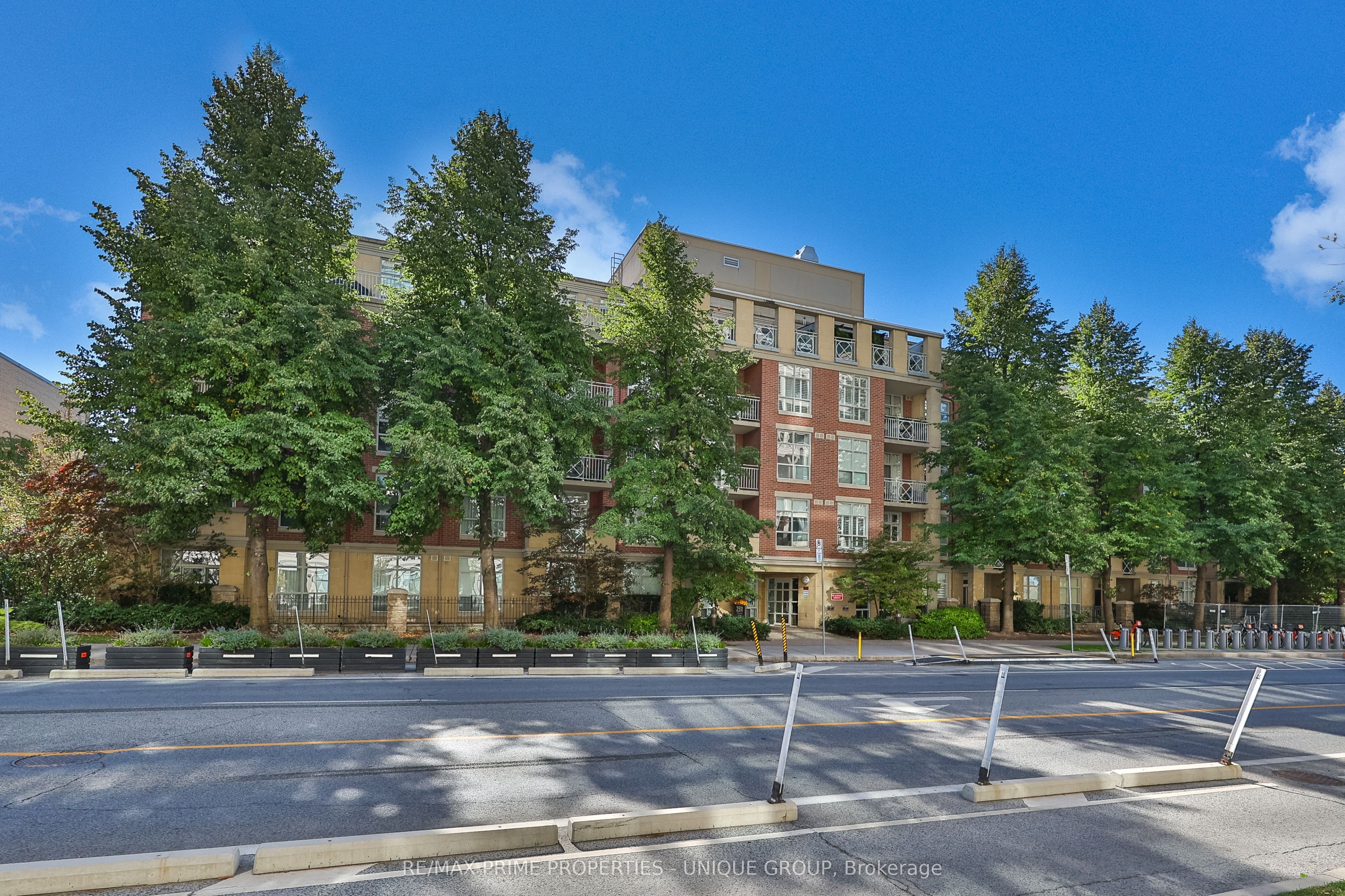 2511 Bloor Street W 202