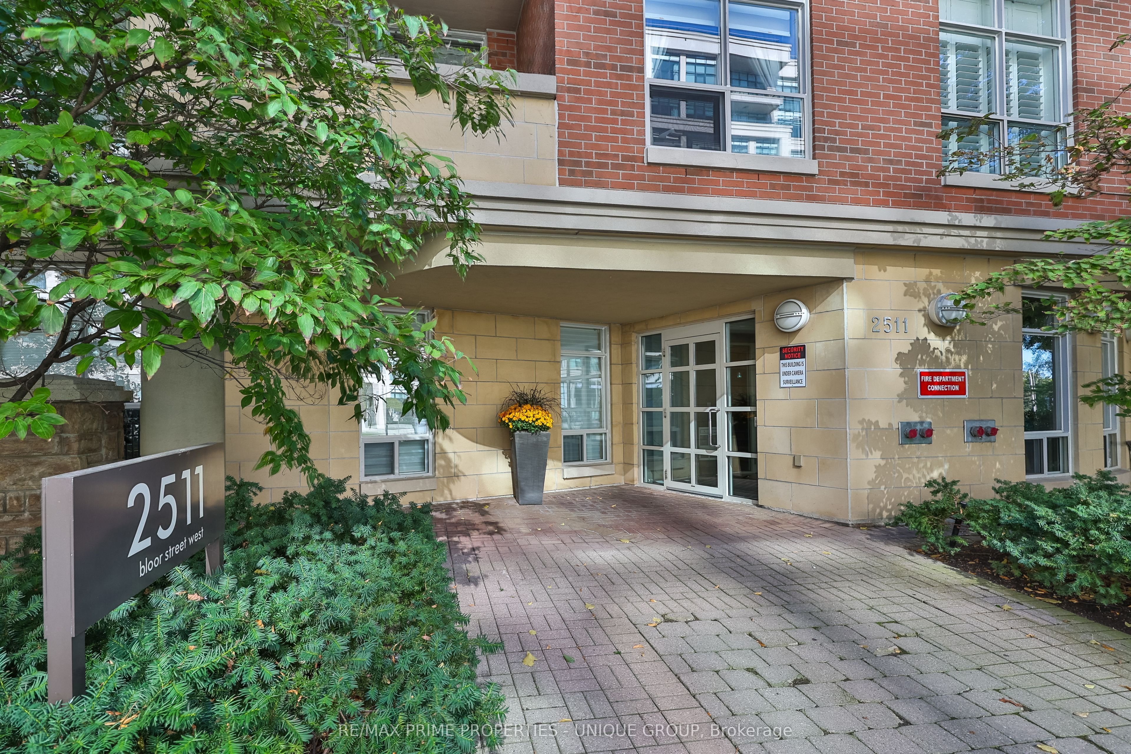 2511 Bloor Street W 202