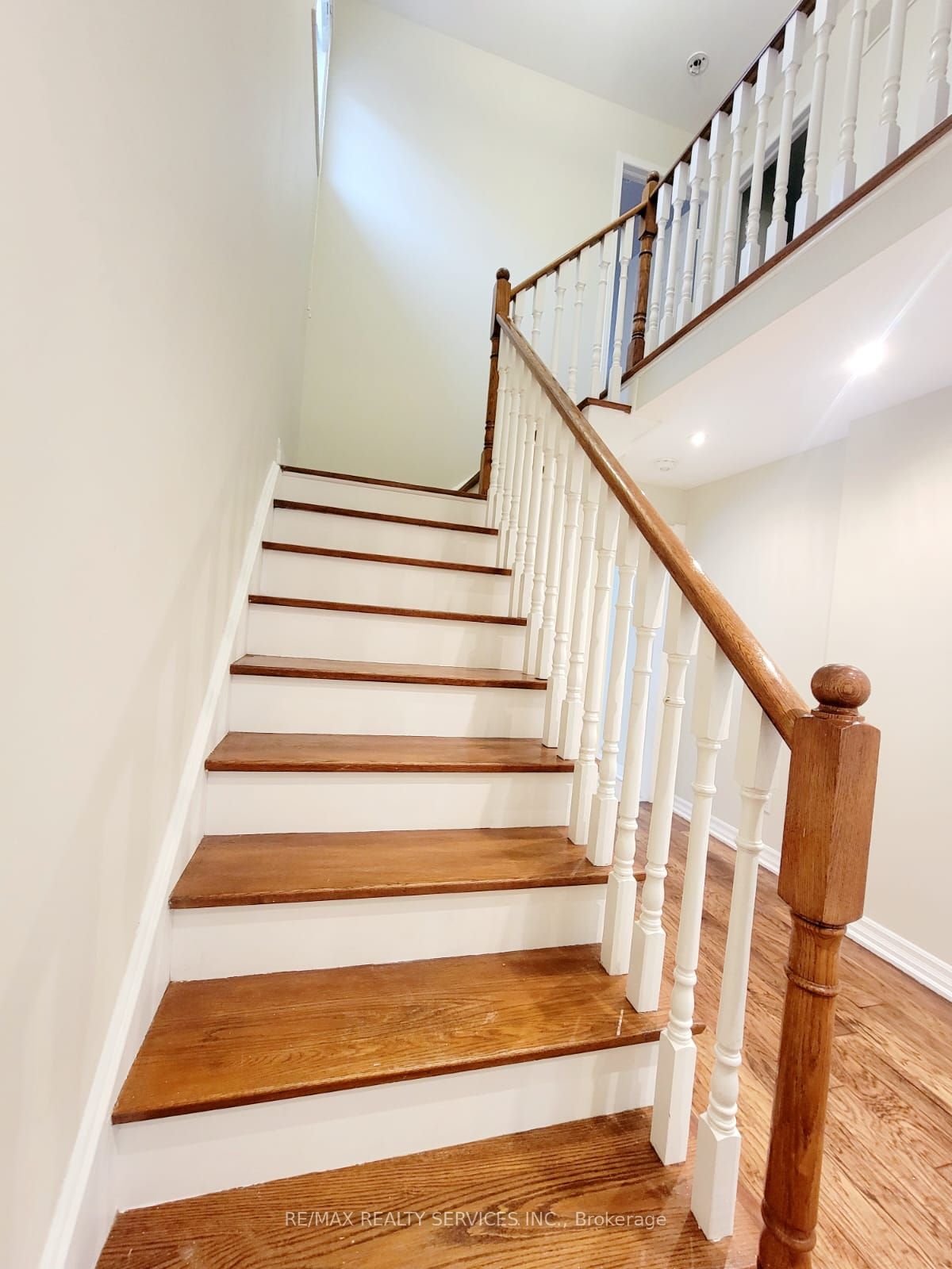 15 Chipmunk Crescent Upper Portion