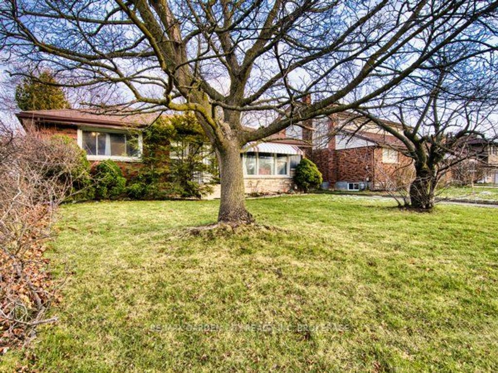 Photo of 3664 Arlington Avenue, Niagara Falls, ON L2J 2X2 (MLS # X12597600)