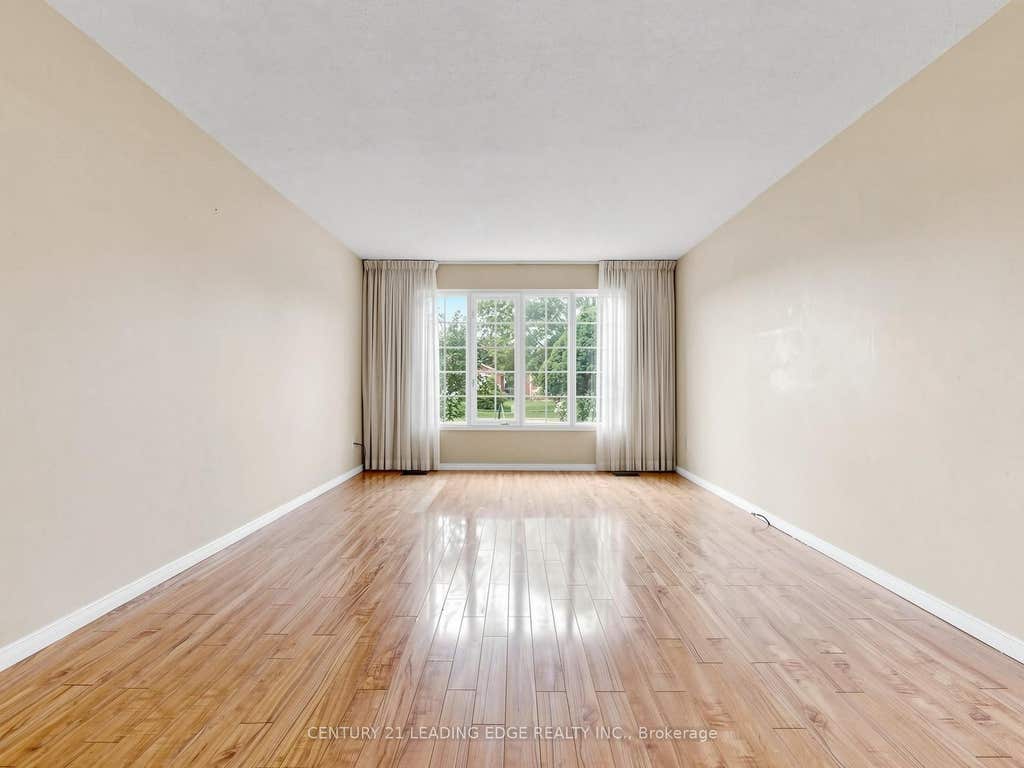Photo of 9 COATES Crescent, Richmond Hill, ON L4E 2M3 (MLS # N13704614)