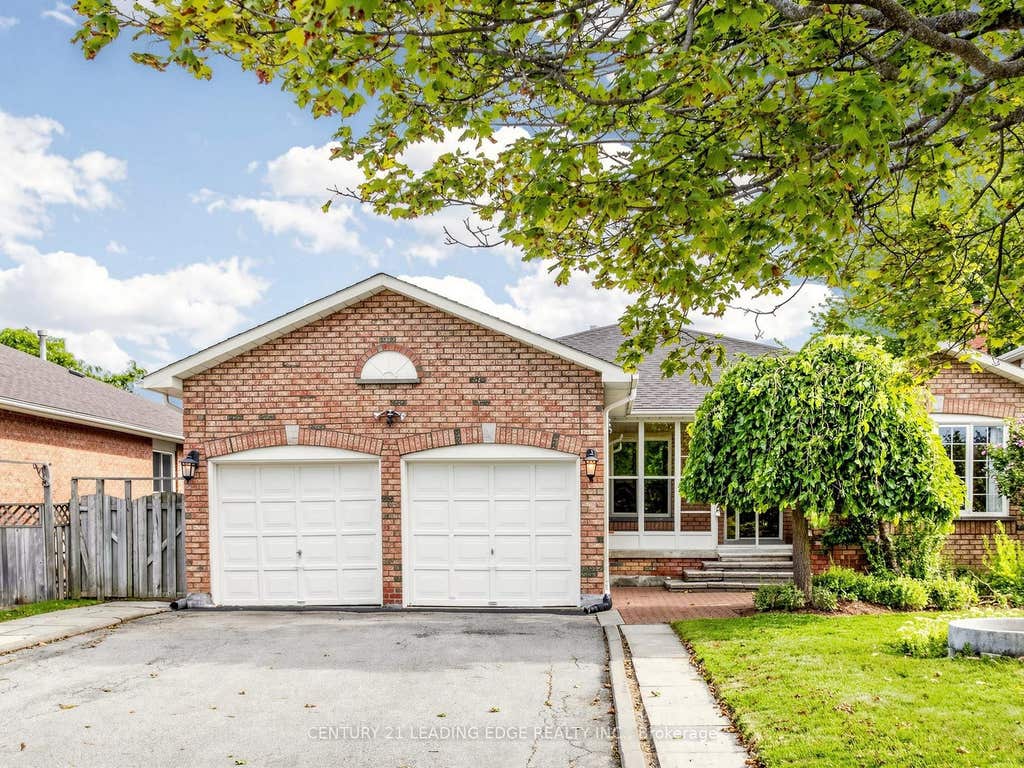 Photo of 9 COATES Crescent, Richmond Hill, ON L4E 2M3 (MLS # N13704614)