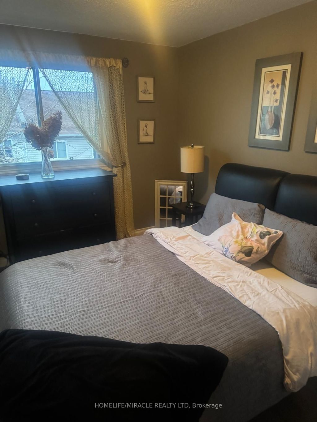 Photo of 1051 Cedarglen Gate #51, Mississauga, ON L5C 3A7 (MLS # W12706392)