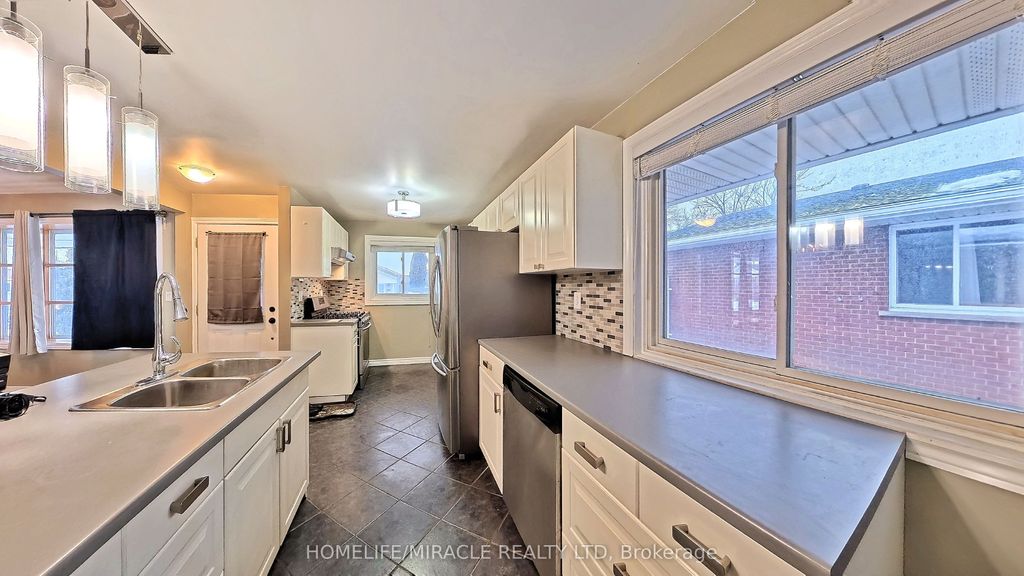 Photo of 61 Bosworth Crescent, Kitchener, ON N2E 1Y9 (MLS # X12701870)