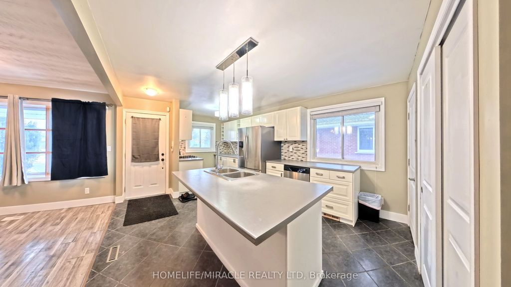 Photo of 61 Bosworth Crescent, Kitchener, ON N2E 1Y9 (MLS # X12701870)