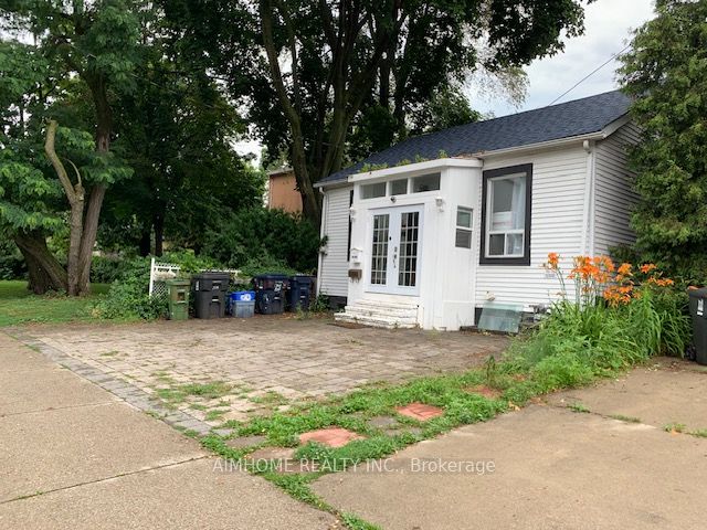 966 Dundas Street E