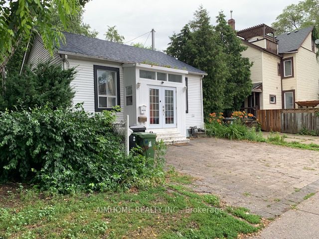966 Dundas Street E