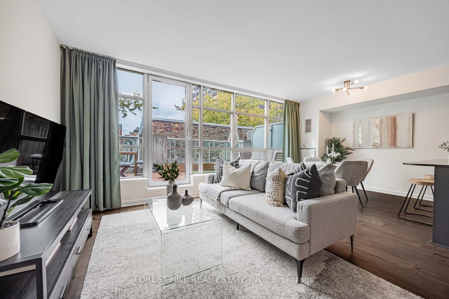 350 Wellington Street W 306