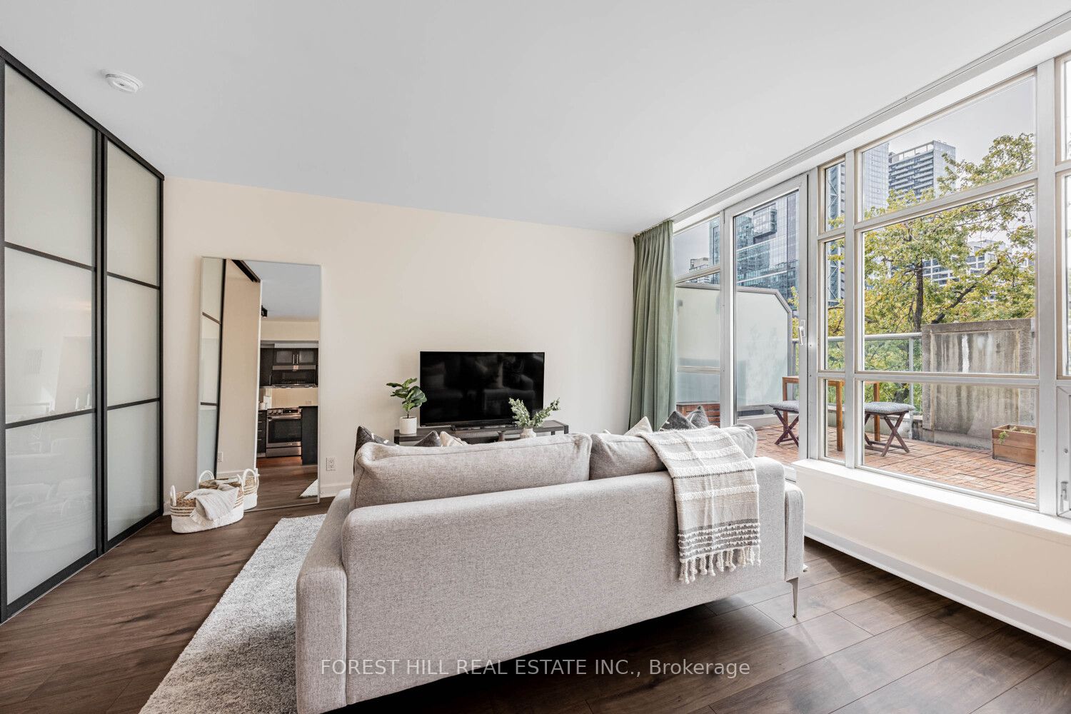 350 Wellington Street W 306