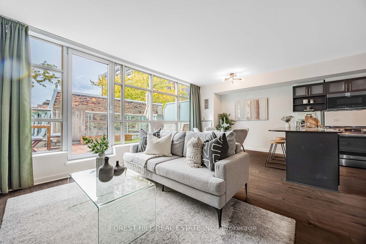 350 Wellington Street W 306