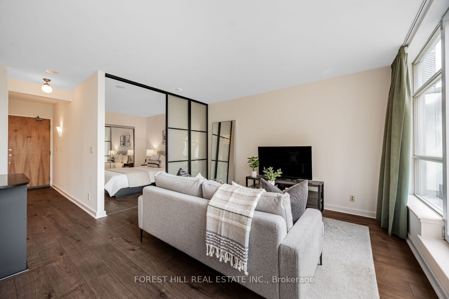 350 Wellington Street W 306