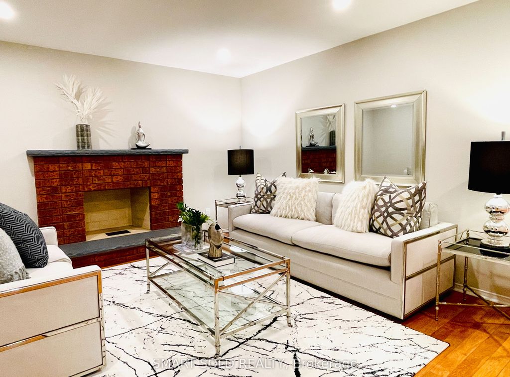 Photo of 44 Castleridge Drive, Richmond Hill, ON L4B 1P8 (MLS # N12592866)